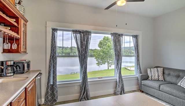 Lakefront Studio Guest Home on Hermann Wine Trail!