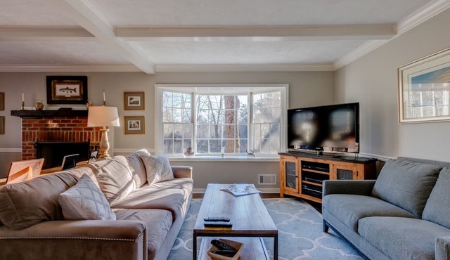 Private Retreat on 10 Acres Minutes from Monticello, Wineries & Charlottesville! in Charlottesville