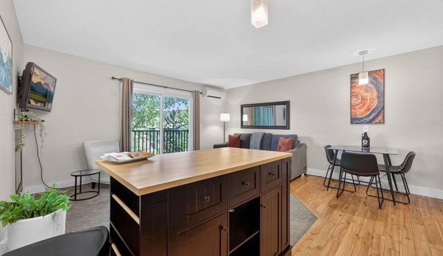 Riverside Condo- Sweet & Sunny, AC, 100+mbps Wifi, Top Floor, 3 blks to Bend in Bend