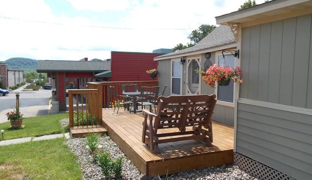 The Bungaleau 1 Bedroom House In Cute Rivertown