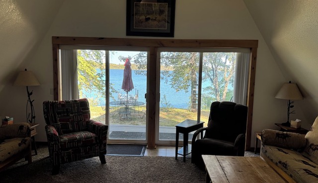 Lakeshore Cabin , Great Fishing, Tubing, and Skiing