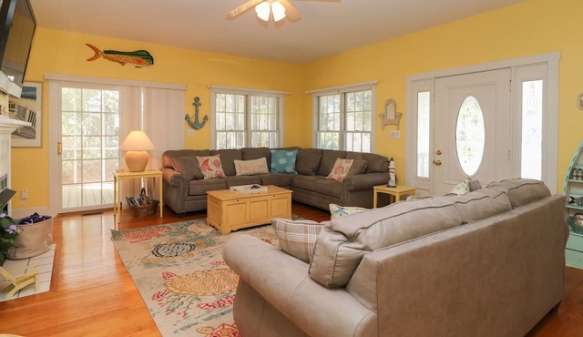 Home with golf cart,community pool,easy access,Spinnakers Reach community in Emerald Isle