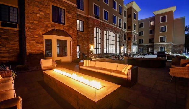 Accessible King Studio w/Pool & Breakfast