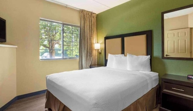 Queen bed, RI Shower, Nsmk|Kitchen|Studio 6 Fishkill in Fishkill