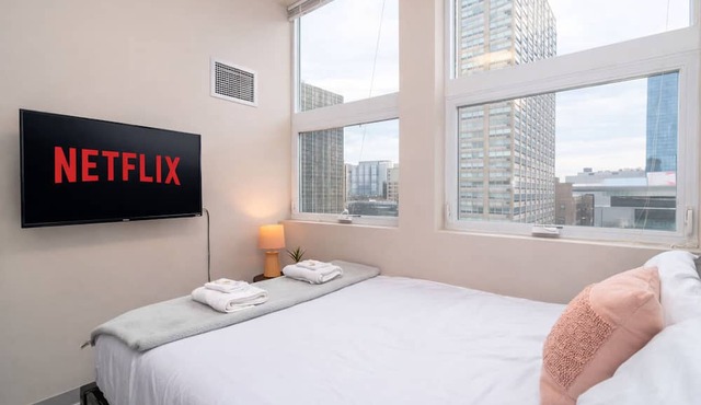 South Loop 2BR Oasis w/Patio & Gym Near McCormick Place and Soldier Field