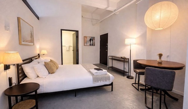 Westown Studio Apt Near Fiserv, Baird, and Theater District · Sleeps 4