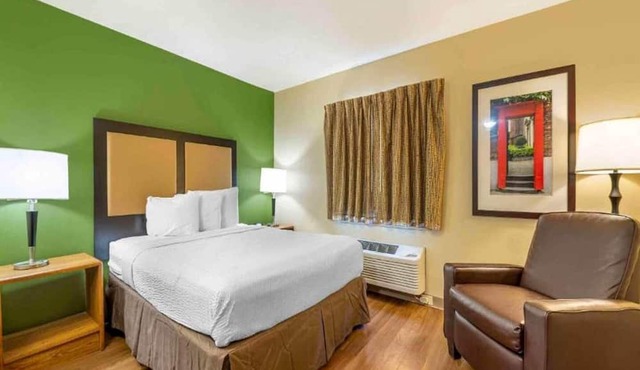 1 Queen Bed | Mobil Access Tub Ste Smk Ktchn in Indianapolis IN