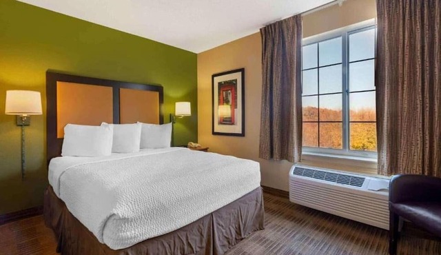 1 King Bed | Non-Smoking, Kitchen