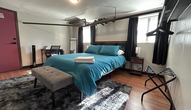 Wrigleyville Retreat 1BR Sleeps 6 Full Kitchen