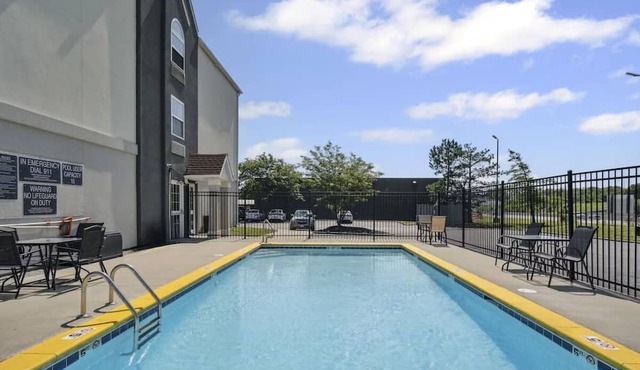 Relaxing Private Room Close to Blue Springs Dining & Shopping Spots in Jackson County
