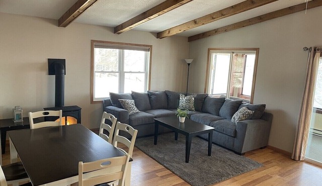 Sunset Cabin 4-bedroom cabin in adorable Dassel perfect for relaxing getaways