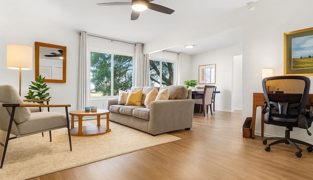 New! 1BR Corner Flat | King Bd | Central Royal Oak