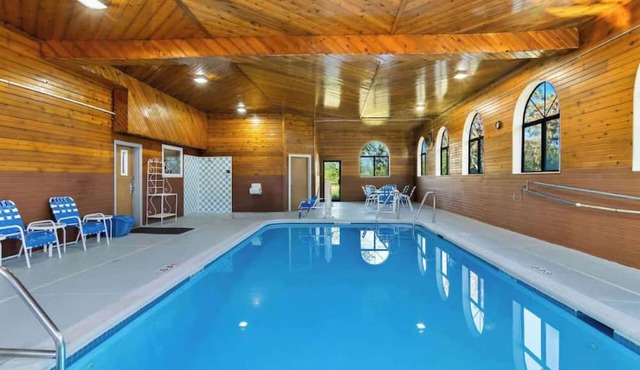 Stay Near Chicagoland Speedway and Harrah’s Casino—Breakfast Included | 3 Units