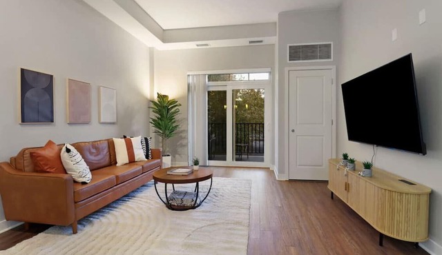 Luxe 1BR DT Elmhurst | Pool, Gym, Parking, King Bd