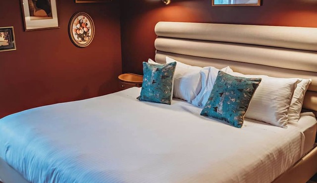 Entire Hideaway Inn Buyout, 26 Rooms, Pool, Hot Tub, Sauna, Steps from Mt. Snow in Dover