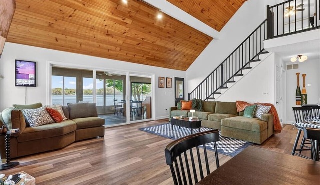 Perfect Storm: Hot Tub, Sleeps 10, Sandy Beach