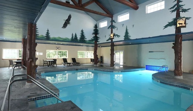 Queen Suite w/Balcony, Breakfast & Parking | 6mi to Children's Museum