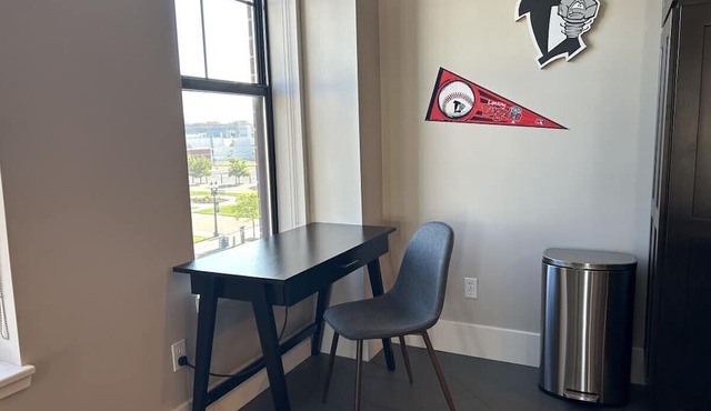 Gorgeous Apt w/Balcony - Walk to Stadium & Lansing Center