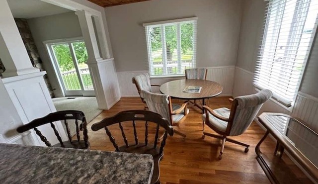 Charming farmhouse with 4 bedrooms and WiFi, AC near Spring Valley