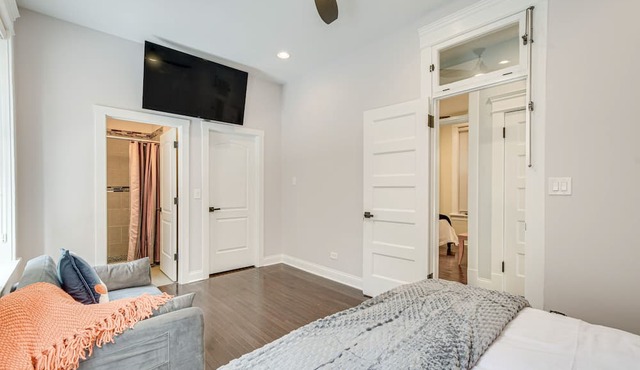 Spacious Condo w/Deck ~ 3 Mi to Downtown Chicago!