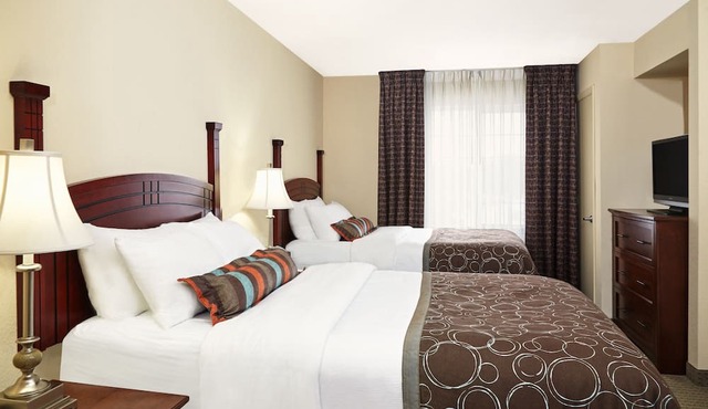 Great Suite Near Airport | Free Breakfast + Pool