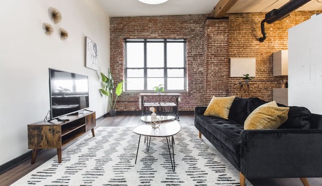 Exposed brick, wood beams, & chic touches give this loft serious style. Enjoy skyline views from the rooftop, a full kitchen with coffee bar, king bed, on-site gym, & quick access to the free KC streetcar. Walk to shops/dining, and the City Market!