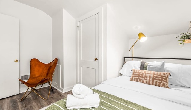 Modern 1BR Retreat, Steps to Shops/Bars/Restaurants!