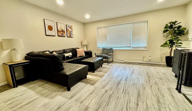 Spacious Townhome Retreat Fully Stocked Near Downtown Robbinsdale in Minneapolis