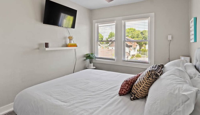 Charming 2BD W/Parking 15 Mins from Downtown