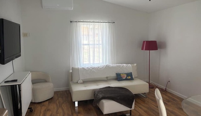 4-Bdrm 3 bath house in Grafton with large patio, WiFi and very walkable. Fun! in Grafton