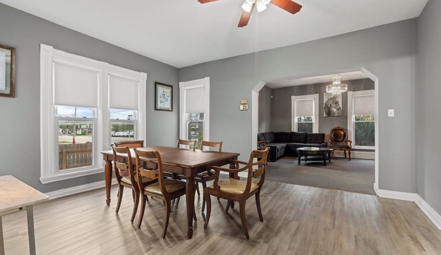 Charming 4-bedroom house with AC, WiFi in marvelous Aurora