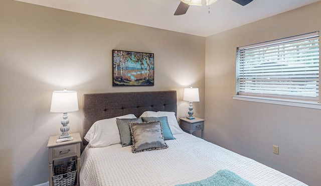 Serene Farm House with Expansive Land, Hot tub and Peaceful Pond Views in Wilmer