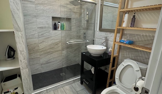 Cozy 1-bedroom apartment with WiFi, minutes from lovely Whiting downtown