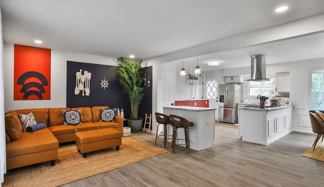 Quiet Neighborhood-Near Eats & Shops-Airport!