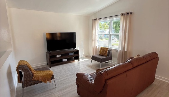 3BR Apartment, Split level house, in Waukegan, 7min. to The Naval Base with WiFi