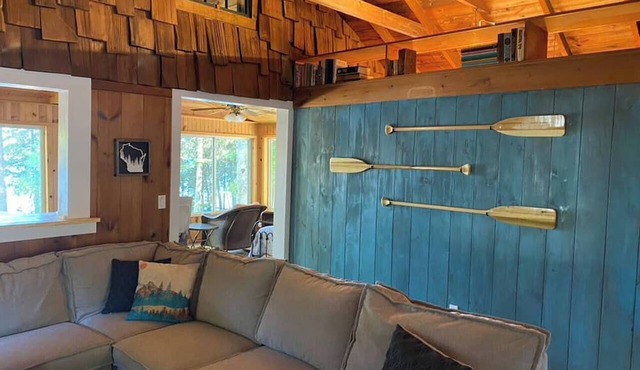 Adorable Lakefront Cabin with HOT TUB! in Gresham