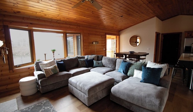 Cozy 3-bedroom cabin in charming Crosslake with WiFi and AC in Crosslake