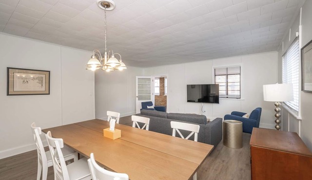 The Grand Elm Suite 1 – Sleeps 4