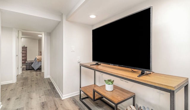 Garden Getaway: Charming Lower Level Apartment