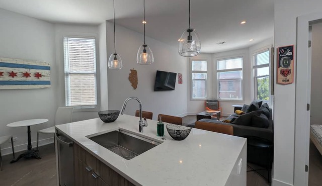 Urban Oasis in Roscoe Village! Pet friendly and family friendly!