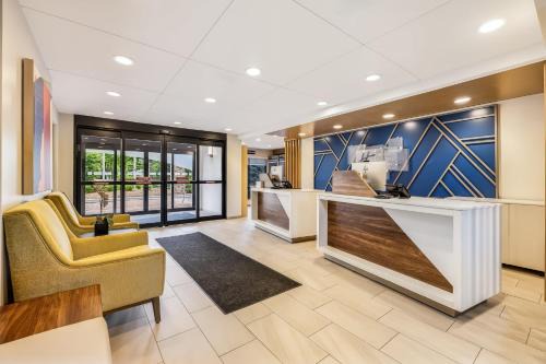 Holiday Inn Express & Suites Minneapolis - West End by IHG in Minneapolis