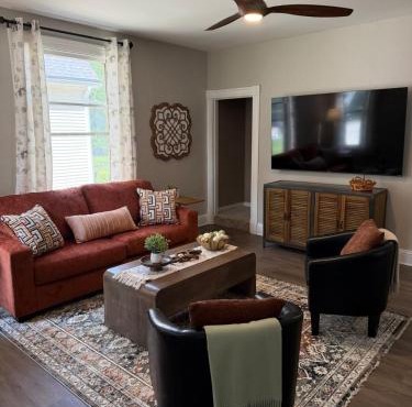 Historic LeClaire Home, 3BR, Sleeps 8