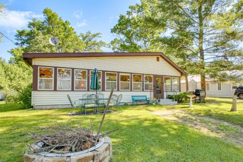 4-Season Anglers Cabin At Shawano Lake w/Views!