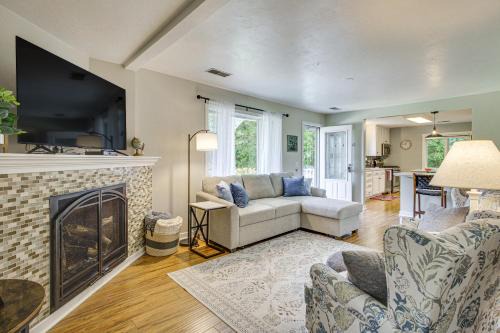 Updated Home Minutes to Downtown and Beach!