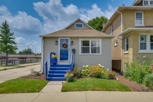 Pet Friendly: 8 Mi to Chicago - Fenced Backyard!
