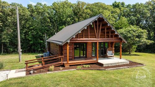 A Novel Stay 3 bed 2 bath log cabin in Shelbyville, IL