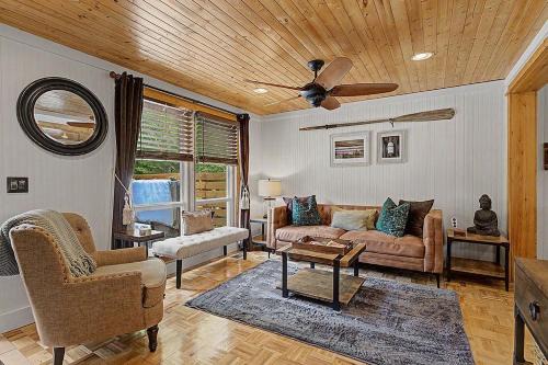 Maple Ridge Red Cottage HOT TUB