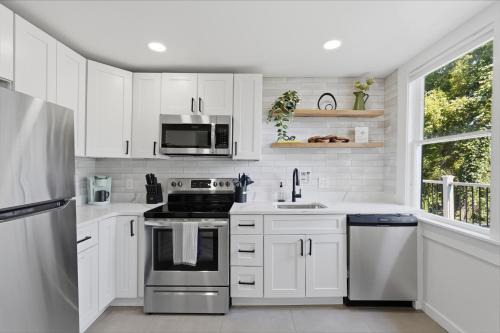 2BR Ypsi Depot Town - King Bed and Sleep 4