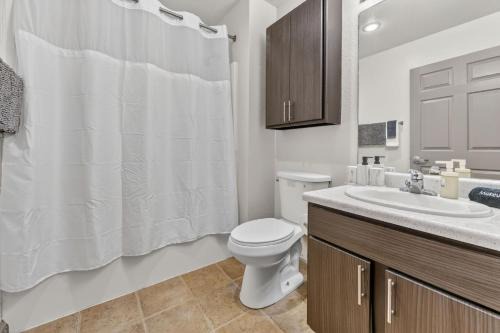 Modern River Market Loft Sleeps 6 Parking WiFi