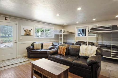 Zion Family Retreat with Private Pool, Hot Tub and Game Room in La Verkin